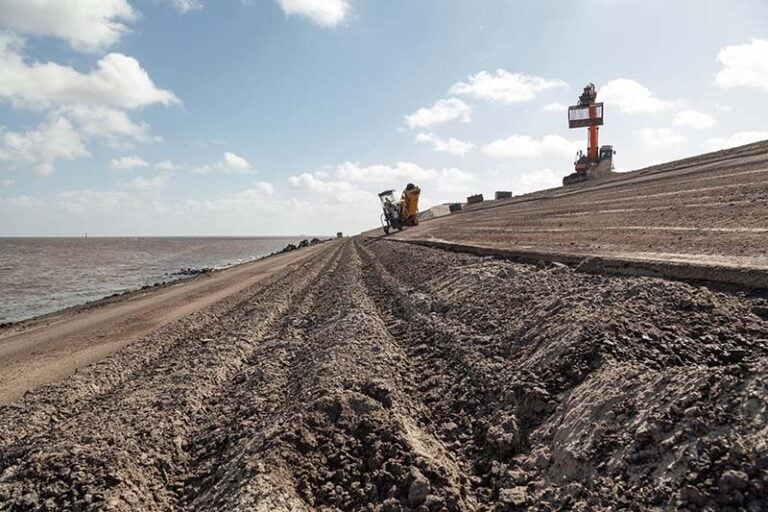 Dijkversterking-Lauwersmeerdijk-Vierhuizergat-1-768x512
